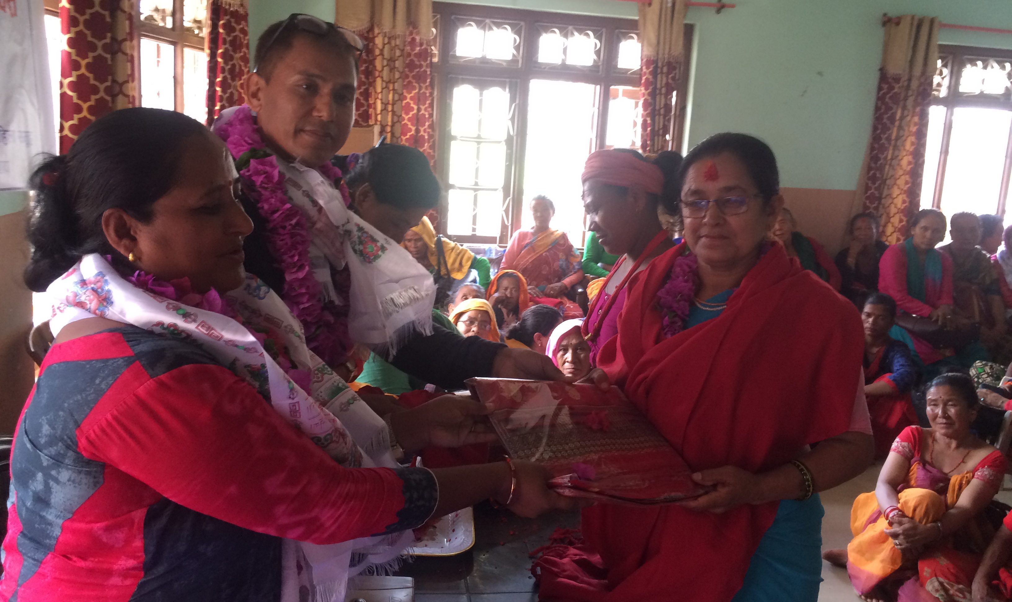 समाजलाई चुनौती, रातो पहिरनमा रामेछापका एकल महिला