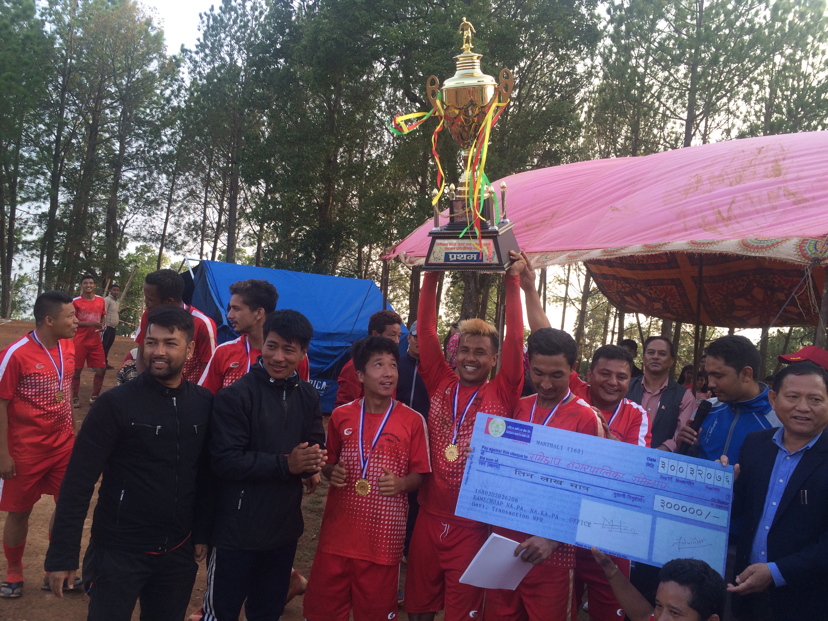 ३ लाखको उपाधी आयोजक रामेछापले  नै उचाल्यो