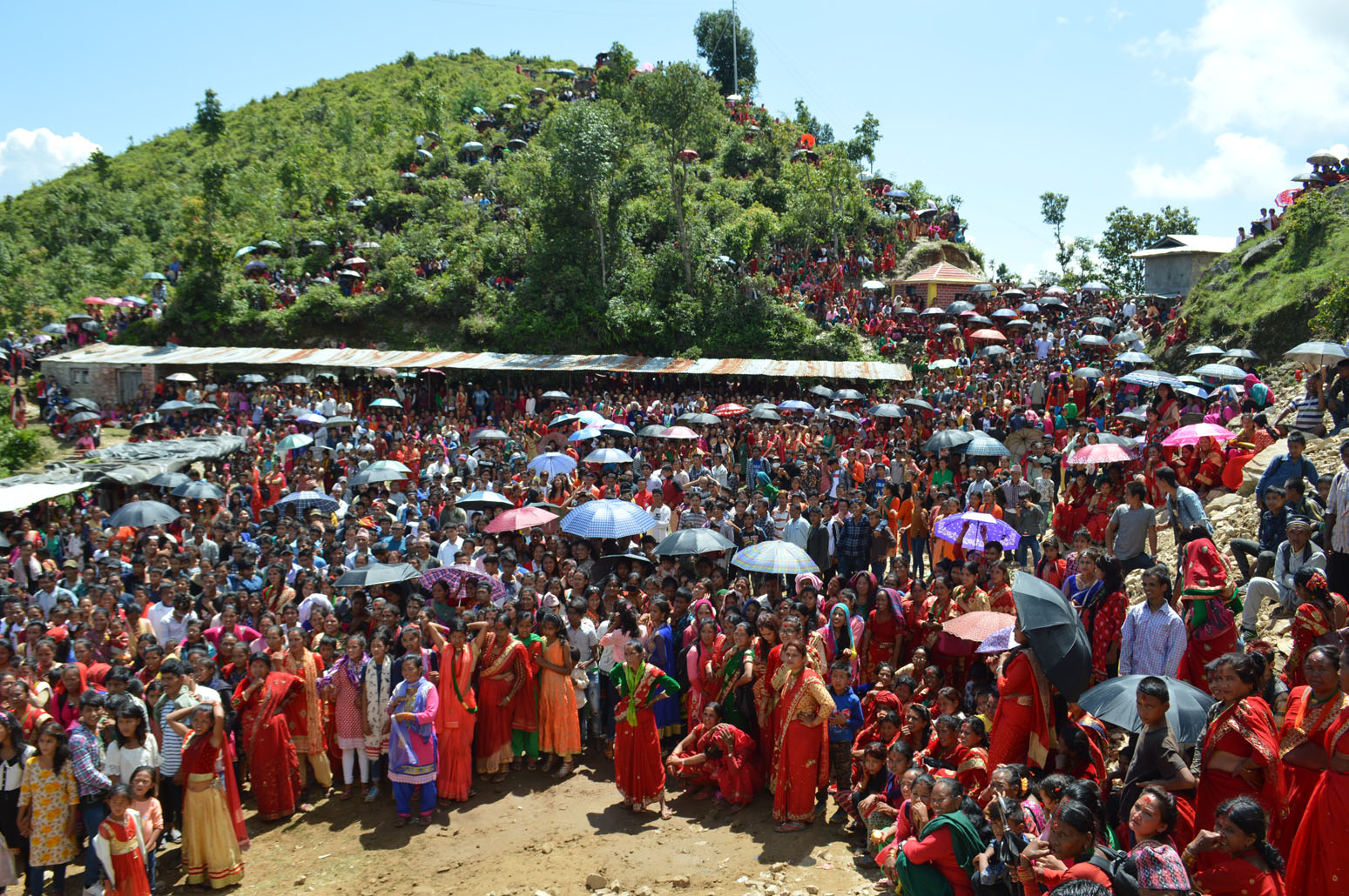 थानापति मन्दिरमा हजारौँको भिड, यसरी नचाए कलाकारले भक्तजनलाई (भिडियोे)