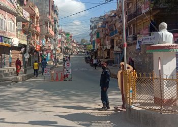 मन्थलीमा लकडाउनको अवज्ञा, कोरोनालाई चुनौती दिँदै मानिस सडकमा