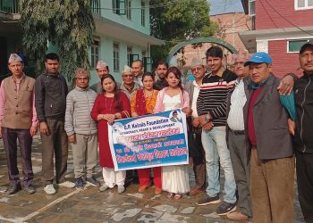 गिरिजा बाबुको १० औं स्मृतीः रामेछापमा विरामीलाई फलफूल वितरण