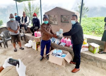 कांग्रेसद्धारा  दुरागाउँको घर घरमा स्वास्थ्य सामाग्रि