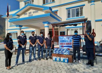 रामेछाप जेसिज द्धारा प्रहरी र पत्रकारलाई माक्स र सेनिटाइजर वितरण