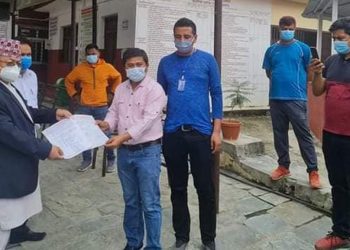एमाले नेता गौतमद्वारा स्वास्थ्य सामाग्री हस्तान्तरण