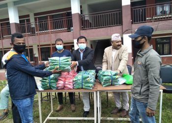 खेलाडी युवाहरुलाई जर्सि वितरण