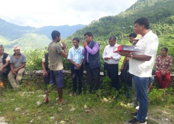 गेलुका पहिरो पिडितलाई मन्थली नगर प्रमुखको आर्थिक सहयोग