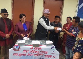 रामेछाप नपा ८ ले ल्यायो निशूल्क स्वास्थ्य विमा संगै खुत्रुके वितरण अभियान