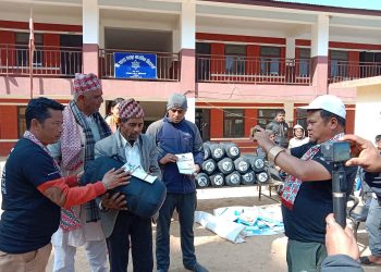 बावियाखर्कका विपन्न बिद्यार्थीलाई झोला, अभिभावकलाई स्लिपिङ ब्याग