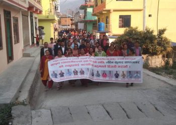आफ्नो पक्षका उमेद्वारलाई भोट माग्दै पुर्व मन्त्री र वर्तमान सांसद सडकमा