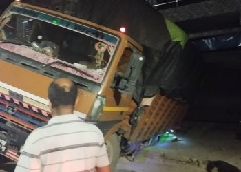 ट्रक घर भित्र पसेपछि घरधनी द्वारा क्षतिपुर्ति माग