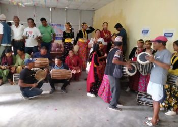 मन्थली नगरद्वारा  १३ माझी समूहलाई मादल,ढोलक र झ्याली वितरण
