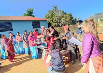 रामेछाप नगरपालिका–८ का महिला स्वास्थ्य स्वयंसेवीकालाई न्यानो कपडा 