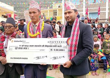 गोकुलगंगा अध्यक्षद्वारा&nbsp; आफूले पाउने सुविधाको रकम विद्यालयलाई हस्तान्तरण&nbsp;