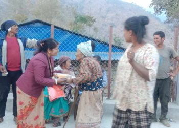 आगलागी पिडितलाई कपडा हस्तान्तरण
