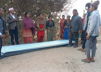 मन्थली नगरपालिकाले दियो आगलागी पीडितलाई जस्ता पाता