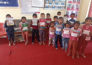 शैक्षिक सत्र सुरु नहुँदै बिद्यार्थीहरुको हात हातमा नयाँ पाठ्यपुस्तक