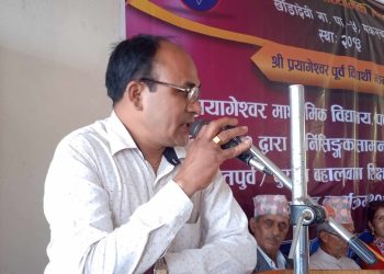 पूर्व विद्यार्थीहरुद्वारा विद्यालयलाई सामग्री सहयोग