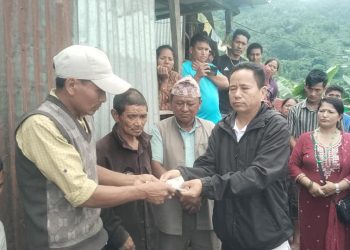 पहिरोमा परी मृत्यु भएका किशोरीहरुको परिवारलाई संघिय सांसदद्धारा राहत उपलब्ध