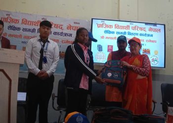 प्राज्ञिक विद्यार्थी परिषद् द्वारा मन्थलीका १ सय २५  छात्र छात्रालाई शैक्षिक सामाग्री प्रदान 