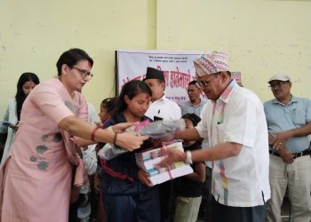 मन्थलीका सुवेदी परिवार द्वारा तीन सय भन्दा बढि छात्राहरुलाई छात्राबृत्ति बितरण