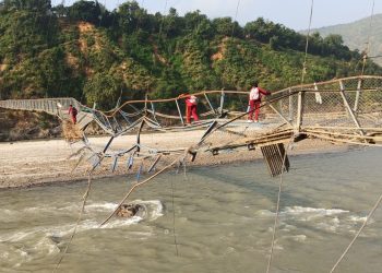 जोखिम मोलेरै भएपनि विद्यालय जान आउन बाध्य छन् पुछिघाटका वालवालिका