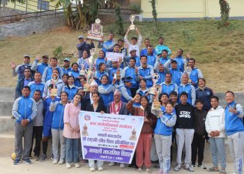 मन्थली न.पा.को राष्ट्रपति रनिङ शिल्ड मन्थली मावि लाई