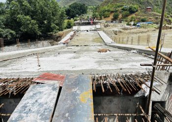 निर्माण सम्पन्न नहुँदै भाँचियो तामाकोशीमा निर्माणाधिन पुल