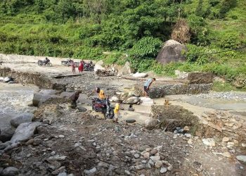 वफर खोलाले सडक बनाउँदा मन्थली नाटीला गेलु सडक अवरुद्ध