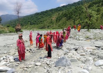 कुलो निर्माण गर्न जुटे मन्थलीका किसान