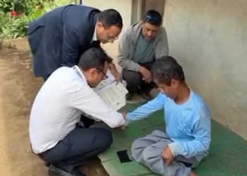 अपाङ्ग लाई घरमै पुगेर नागरिकता बितरण