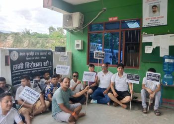 रामेछापका सुनचाँदी ब्यवसायीद्धारा कर कार्यालय घेराउ, २२ दिन देखी सुनको कारोवार ठप्प