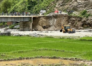 क्षति पुगेको छोटो समयमानै भटौली खोलाको पुल मर्मतको काम तीव्र गतिमा शुरु