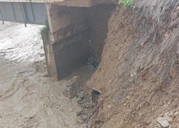 भटौली खोलामा आएको बाढिका कारण  ठुला सवारी आवागमन बन्द