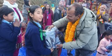 काँग्रेस नेता चौलागाईंद्धारा चार विद्यालयका करिव ५ सय विद्यार्थीलाई न्यानोकपडा वितरण