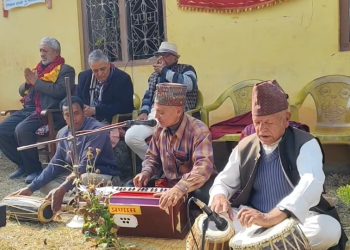 घरदैलो अभियानमा निस्केको नेपाली काँग्रेसको टोलीलाई मझुवामा भजन कृतन मार्फत स्वागत