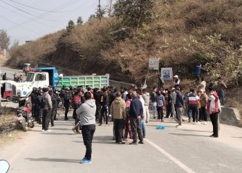 मन्थलीमा सडक जाम, सवारी आवगमन ठप्प, प्रशासनमा सर्बपक्षिय बैठक बस्दै