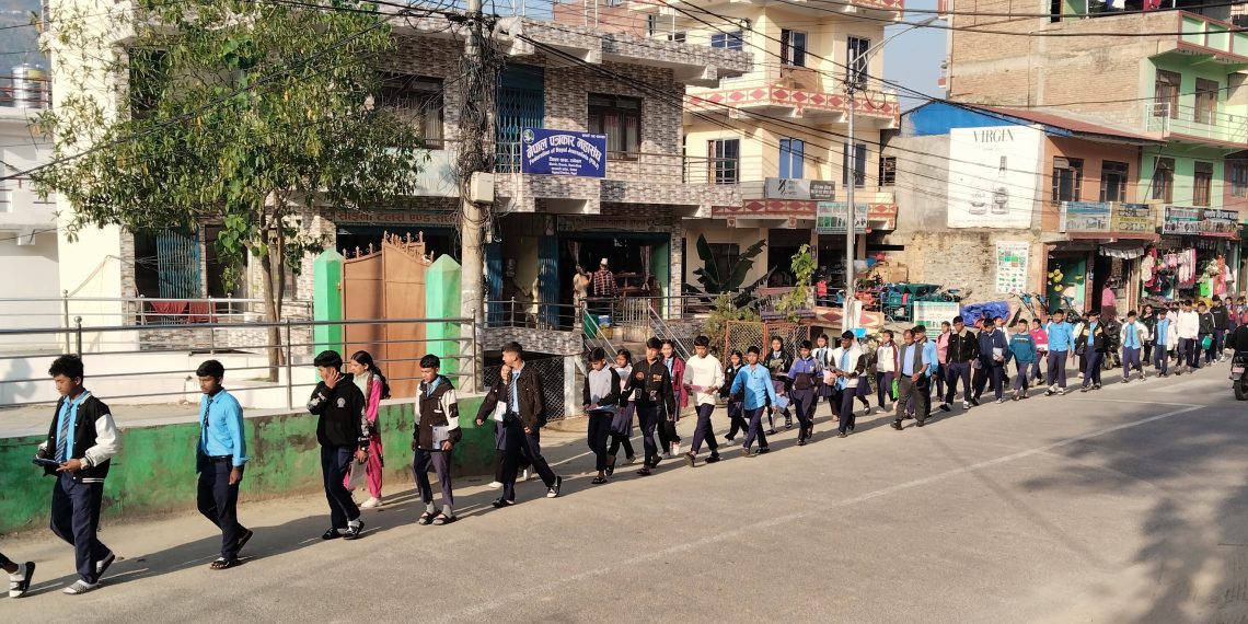 एस इ इ परीक्षा दिन जाँदै लामबद्द बिद्यार्थीहरू