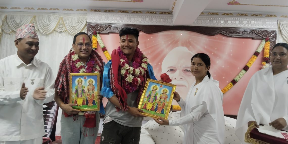 ब्रम्हाकुमारी राजयोग मन्थली द्वारा सर्बोच्च शिखर सगरमाथाको आरोहण गर्ने रामेछापका युवालाई सम्मान